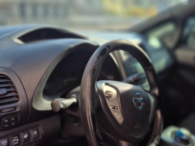 Серый Ниссан Лиф, объемом двигателя 0 л и пробегом 200 тыс. км за 9000 $, фото 3 на Automoto.ua
