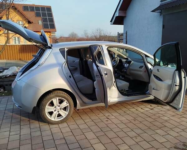 Сірий Ніссан Ліф, об'ємом двигуна 0 л та пробігом 102 тис. км за 5300 $, фото 1 на Automoto.ua