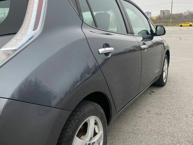 Серый Ниссан Лиф, объемом двигателя 0 л и пробегом 170 тыс. км за 5600 $, фото 3 на Automoto.ua