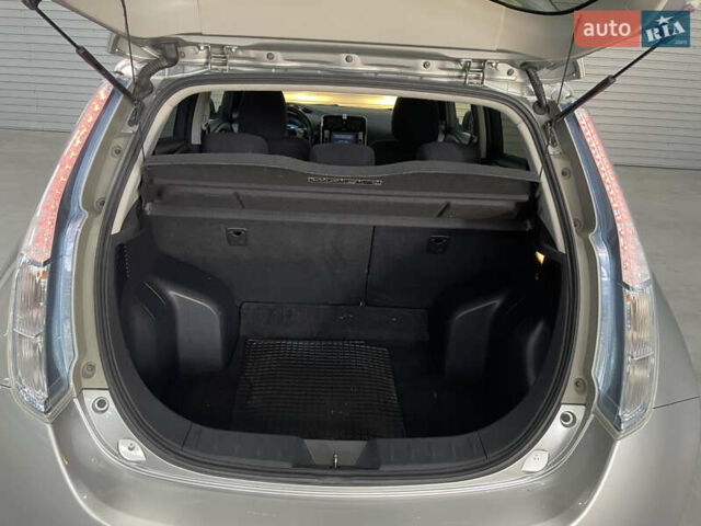 Серый Ниссан Лиф, объемом двигателя 0 л и пробегом 117 тыс. км за 6800 $, фото 14 на Automoto.ua