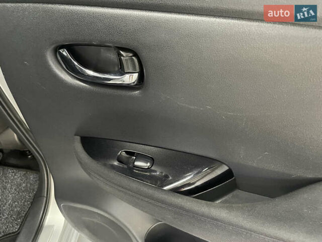 Серый Ниссан Лиф, объемом двигателя 0 л и пробегом 117 тыс. км за 6800 $, фото 29 на Automoto.ua