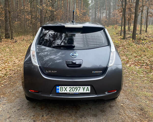 Серый Ниссан Лиф, объемом двигателя 0 л и пробегом 135 тыс. км за 8000 $, фото 6 на Automoto.ua