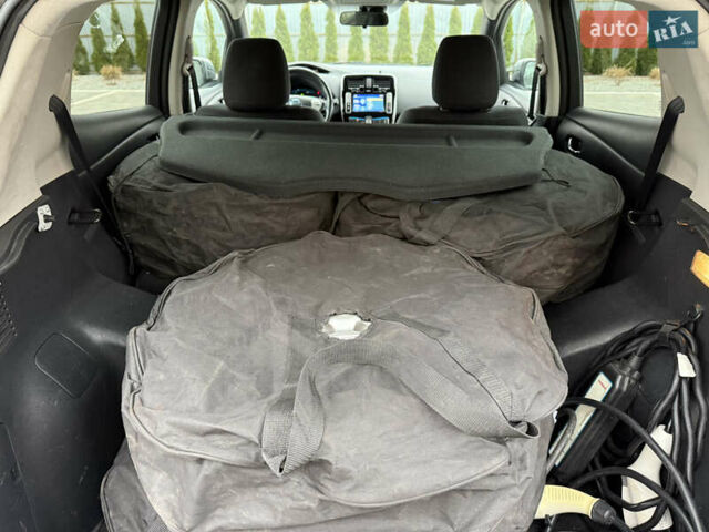 Сірий Ніссан Ліф, об'ємом двигуна 0 л та пробігом 126 тис. км за 5750 $, фото 27 на Automoto.ua