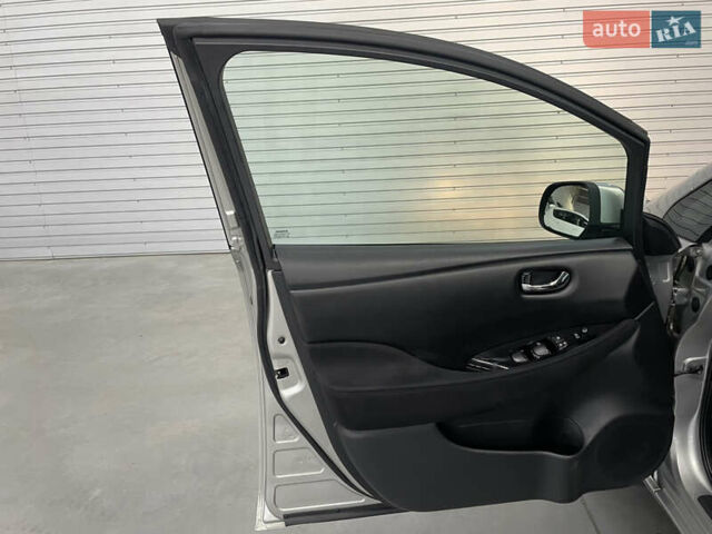 Серый Ниссан Лиф, объемом двигателя 0 л и пробегом 117 тыс. км за 6800 $, фото 18 на Automoto.ua