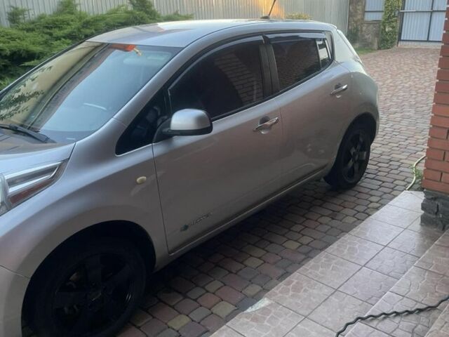 Серый Ниссан Лиф, объемом двигателя 0 л и пробегом 170 тыс. км за 6400 $, фото 2 на Automoto.ua