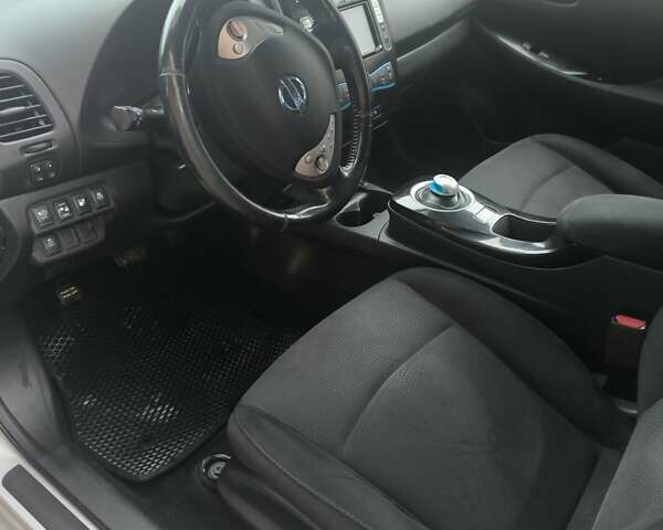 Серый Ниссан Лиф, объемом двигателя 0 л и пробегом 147 тыс. км за 4800 $, фото 15 на Automoto.ua