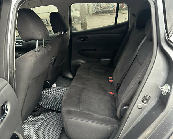 Серый Ниссан Лиф, объемом двигателя 0 л и пробегом 96 тыс. км за 8000 $, фото 17 на Automoto.ua