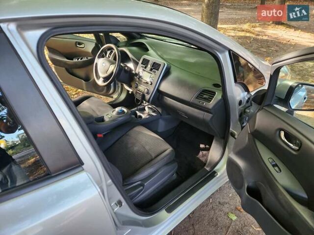 Серый Ниссан Лиф, объемом двигателя 0 л и пробегом 164 тыс. км за 4500 $, фото 18 на Automoto.ua