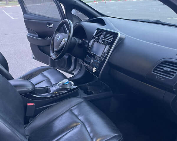 Серый Ниссан Лиф, объемом двигателя 0 л и пробегом 166 тыс. км за 6900 $, фото 9 на Automoto.ua