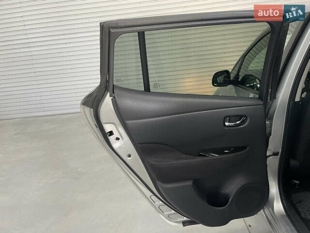 Серый Ниссан Лиф, объемом двигателя 0 л и пробегом 117 тыс. км за 6800 $, фото 21 на Automoto.ua
