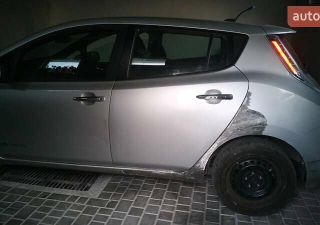 Серый Ниссан Лиф, объемом двигателя 0 л и пробегом 99 тыс. км за 8000 $, фото 5 на Automoto.ua