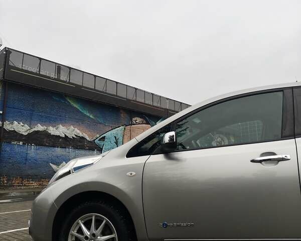 Серый Ниссан Лиф, объемом двигателя 0 л и пробегом 124 тыс. км за 6500 $, фото 18 на Automoto.ua