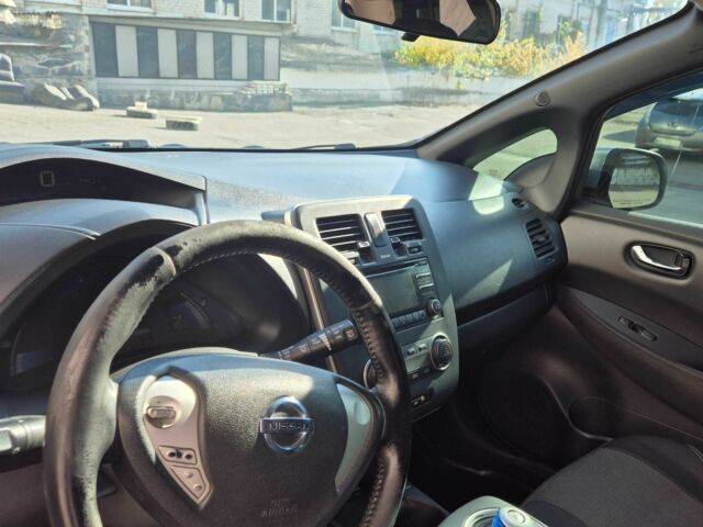 Серый Ниссан Лиф, объемом двигателя 0 л и пробегом 200 тыс. км за 9000 $, фото 10 на Automoto.ua
