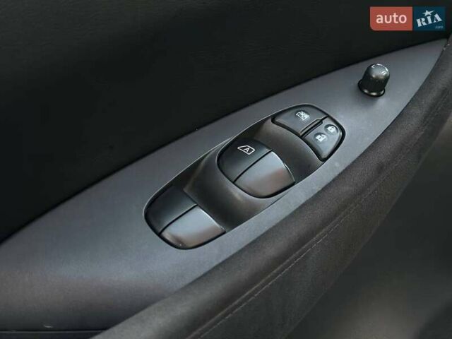 Серый Ниссан Лиф, объемом двигателя 0 л и пробегом 75 тыс. км за 5000 $, фото 12 на Automoto.ua