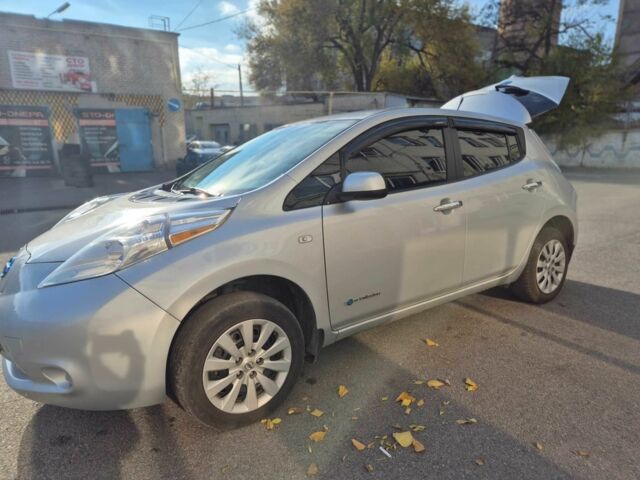 Серый Ниссан Лиф, объемом двигателя 0 л и пробегом 200 тыс. км за 9000 $, фото 4 на Automoto.ua