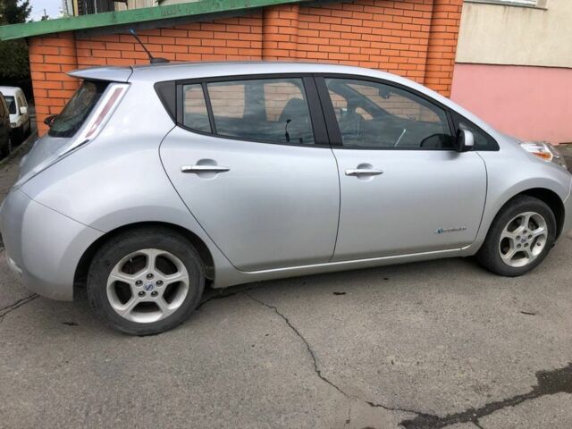 Серый Ниссан Лиф, объемом двигателя 0 л и пробегом 127 тыс. км за 4500 $, фото 4 на Automoto.ua