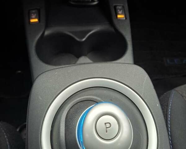 Серый Ниссан Лиф, объемом двигателя 0 л и пробегом 148 тыс. км за 5700 $, фото 17 на Automoto.ua