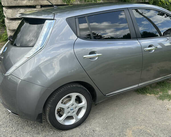 Серый Ниссан Лиф, объемом двигателя 0 л и пробегом 123 тыс. км за 7500 $, фото 6 на Automoto.ua