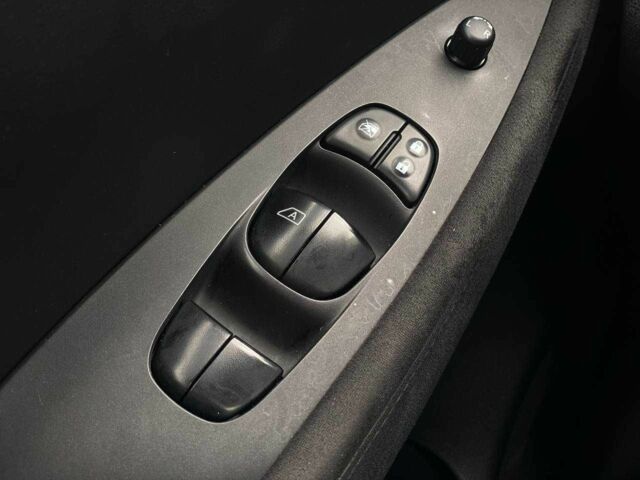 Сірий Ніссан Ліф, об'ємом двигуна 0 л та пробігом 75 тис. км за 5000 $, фото 19 на Automoto.ua