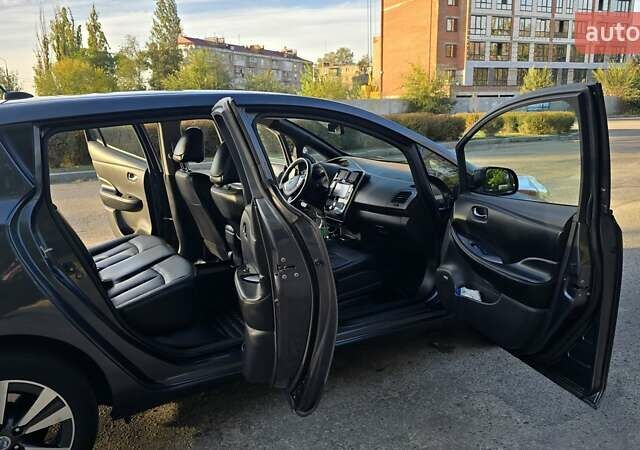 Серый Ниссан Лиф, объемом двигателя 0 л и пробегом 118 тыс. км за 7000 $, фото 5 на Automoto.ua