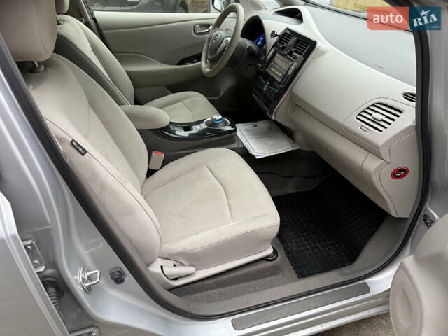 Серый Ниссан Лиф, объемом двигателя 0 л и пробегом 112 тыс. км за 4990 $, фото 15 на Automoto.ua