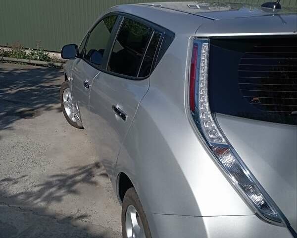 Серый Ниссан Лиф, объемом двигателя 0 л и пробегом 140 тыс. км за 13500 $, фото 11 на Automoto.ua