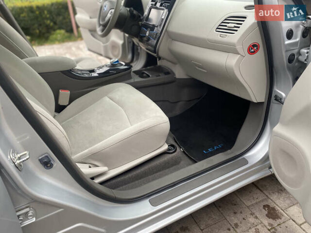 Серый Ниссан Лиф, объемом двигателя 0 л и пробегом 72 тыс. км за 4990 $, фото 19 на Automoto.ua
