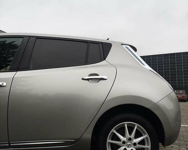 Серый Ниссан Лиф, объемом двигателя 0 л и пробегом 124 тыс. км за 6500 $, фото 10 на Automoto.ua