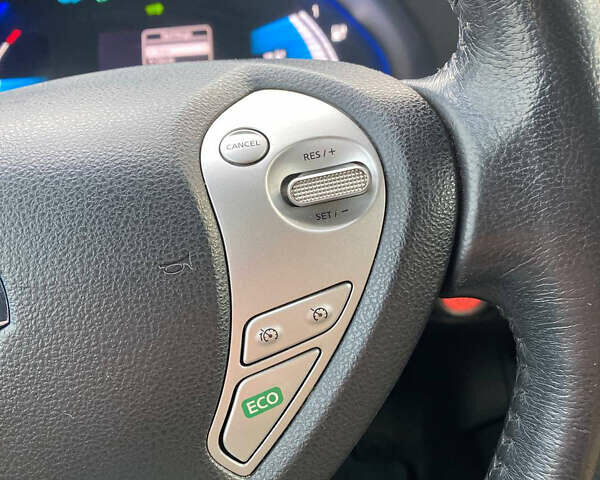 Серый Ниссан Лиф, объемом двигателя 0 л и пробегом 121 тыс. км за 8000 $, фото 21 на Automoto.ua