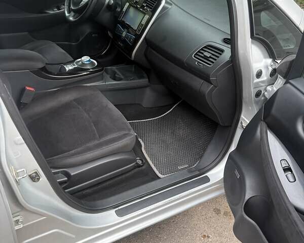 Серый Ниссан Лиф, объемом двигателя 0 л и пробегом 160 тыс. км за 5300 $, фото 12 на Automoto.ua