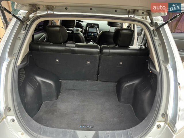 Серый Ниссан Лиф, объемом двигателя 0 л и пробегом 160 тыс. км за 11000 $, фото 13 на Automoto.ua