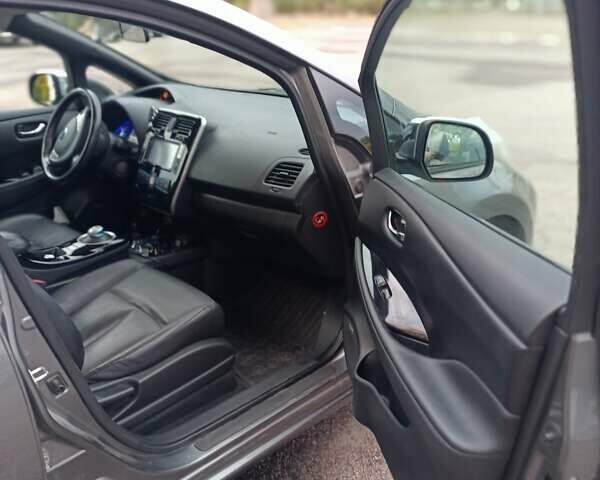 Серый Ниссан Лиф, объемом двигателя 0 л и пробегом 119 тыс. км за 8200 $, фото 20 на Automoto.ua