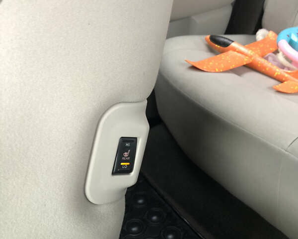 Серый Ниссан Лиф, объемом двигателя 0 л и пробегом 143 тыс. км за 4200 $, фото 17 на Automoto.ua