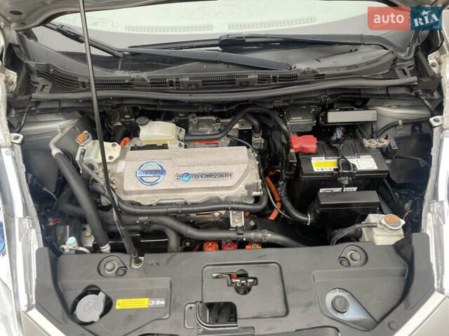 Серый Ниссан Лиф, объемом двигателя 0 л и пробегом 72 тыс. км за 4990 $, фото 34 на Automoto.ua
