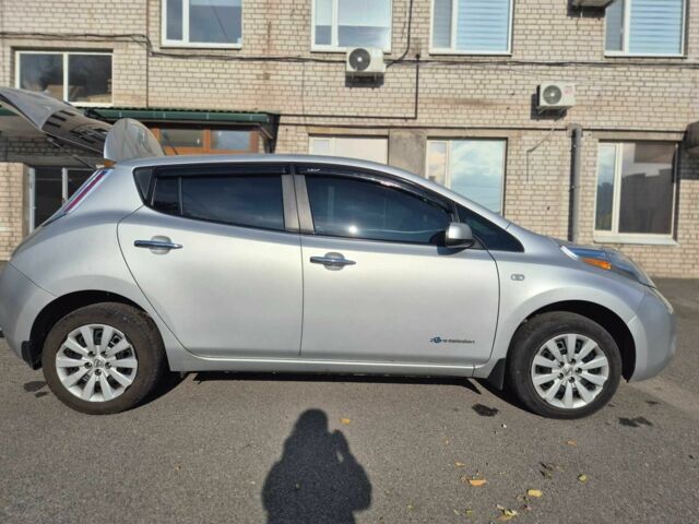 Серый Ниссан Лиф, объемом двигателя 0 л и пробегом 200 тыс. км за 9000 $, фото 5 на Automoto.ua