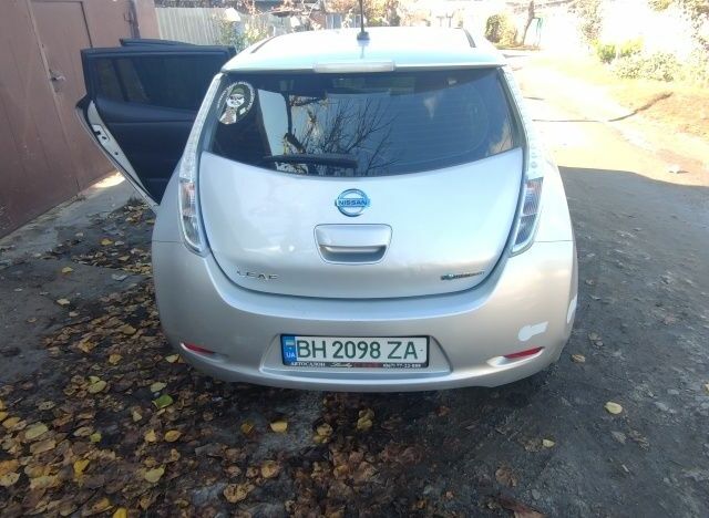 Серый Ниссан Лиф, объемом двигателя 0 л и пробегом 153 тыс. км за 5500 $, фото 5 на Automoto.ua