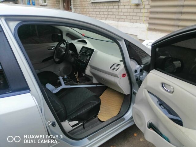 Серый Ниссан Лиф, объемом двигателя 0 л и пробегом 96 тыс. км за 5500 $, фото 4 на Automoto.ua