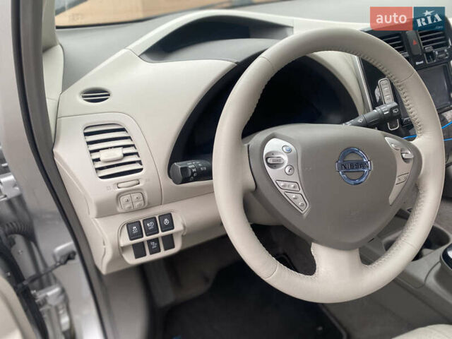 Серый Ниссан Лиф, объемом двигателя 0 л и пробегом 72 тыс. км за 4990 $, фото 10 на Automoto.ua