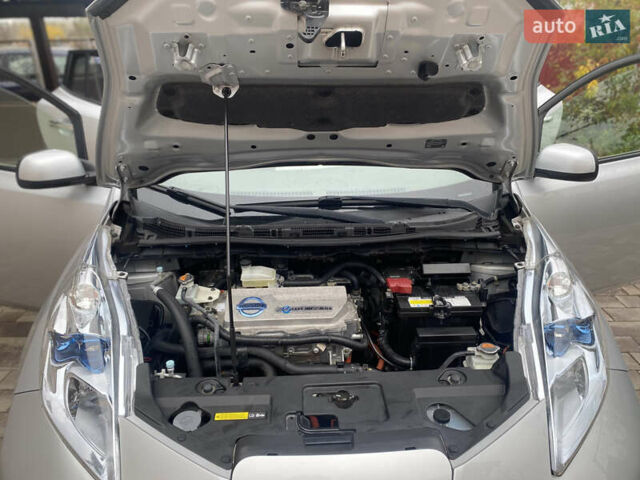 Серый Ниссан Лиф, объемом двигателя 0 л и пробегом 72 тыс. км за 4990 $, фото 33 на Automoto.ua