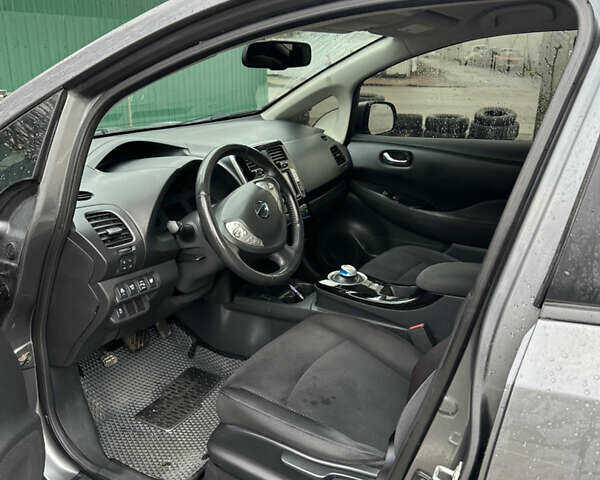 Серый Ниссан Лиф, объемом двигателя 0 л и пробегом 96 тыс. км за 8000 $, фото 4 на Automoto.ua
