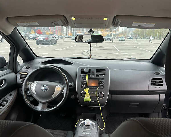 Серый Ниссан Лиф, объемом двигателя 0 л и пробегом 175 тыс. км за 4500 $, фото 7 на Automoto.ua