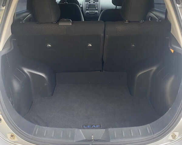 Ниссан Лиф 2013 в Нежине на Automoto.ua Серый Ниссан Лиф, объемом двигателя 0 л и пробегом 181 тыс. км за 5100 $, фото 24 на Automoto.ua