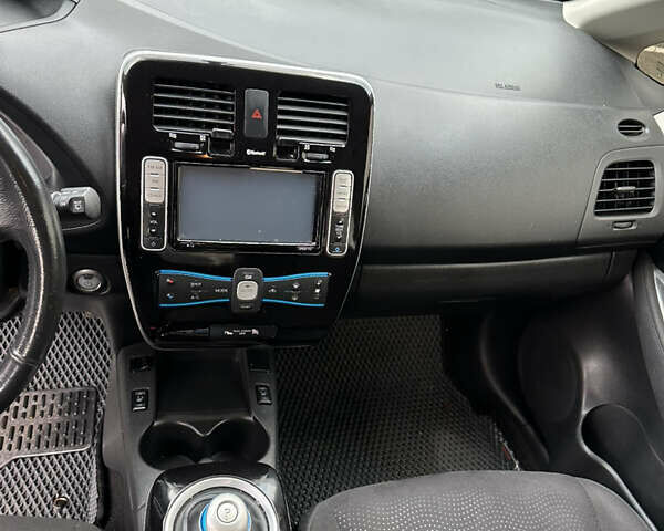 Серый Ниссан Лиф, объемом двигателя 0 л и пробегом 96 тыс. км за 8000 $, фото 16 на Automoto.ua