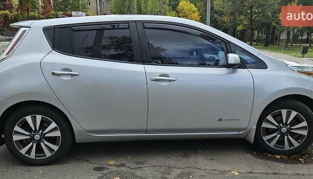 Серый Ниссан Лиф, объемом двигателя 0 л и пробегом 126 тыс. км за 7500 $, фото 9 на Automoto.ua