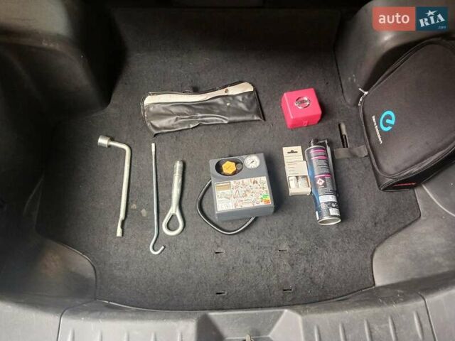 Сірий Ніссан Ліф, об'ємом двигуна 0 л та пробігом 142 тис. км за 7200 $, фото 70 на Automoto.ua