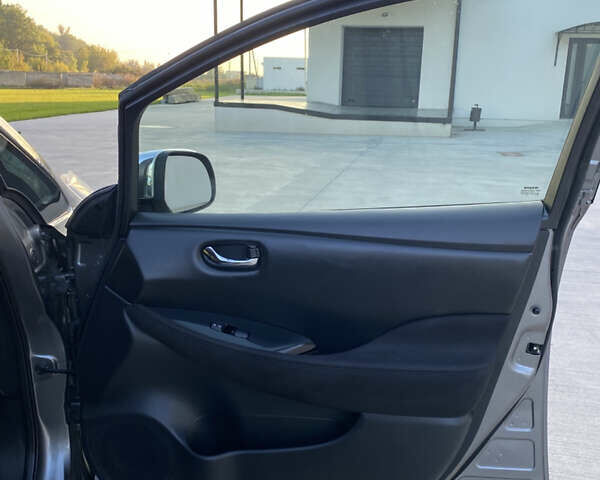 Серый Ниссан Лиф, объемом двигателя 0 л и пробегом 135 тыс. км за 6800 $, фото 17 на Automoto.ua