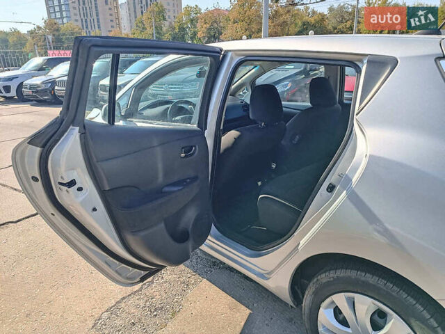 Серый Ниссан Лиф, объемом двигателя 0 л и пробегом 77 тыс. км за 7540 $, фото 10 на Automoto.ua