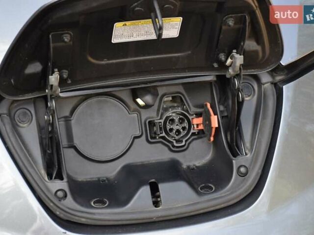 Серый Ниссан Лиф, объемом двигателя 0 л и пробегом 96 тыс. км за 7200 $, фото 5 на Automoto.ua