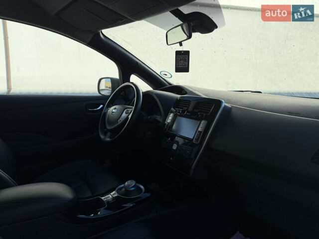 Серый Ниссан Лиф, объемом двигателя 0 л и пробегом 70 тыс. км за 8000 $, фото 11 на Automoto.ua