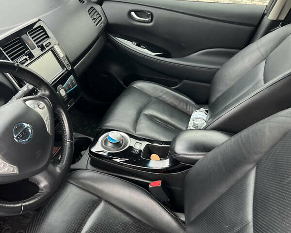 Серый Ниссан Лиф, объемом двигателя 0 л и пробегом 173 тыс. км за 6600 $, фото 1 на Automoto.ua